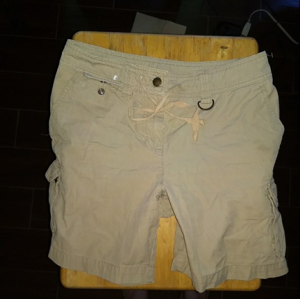 Women's Size 6 khaki shorts!